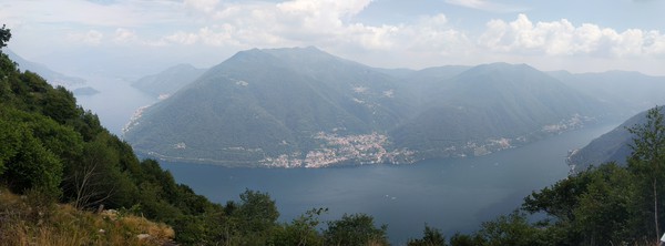 Panorame del lago di como dal monte comana